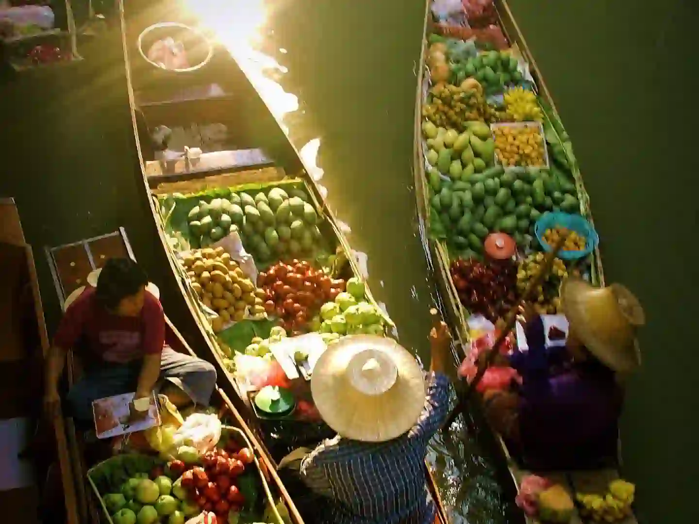 Kolorowy tajski targ z jedzeniem