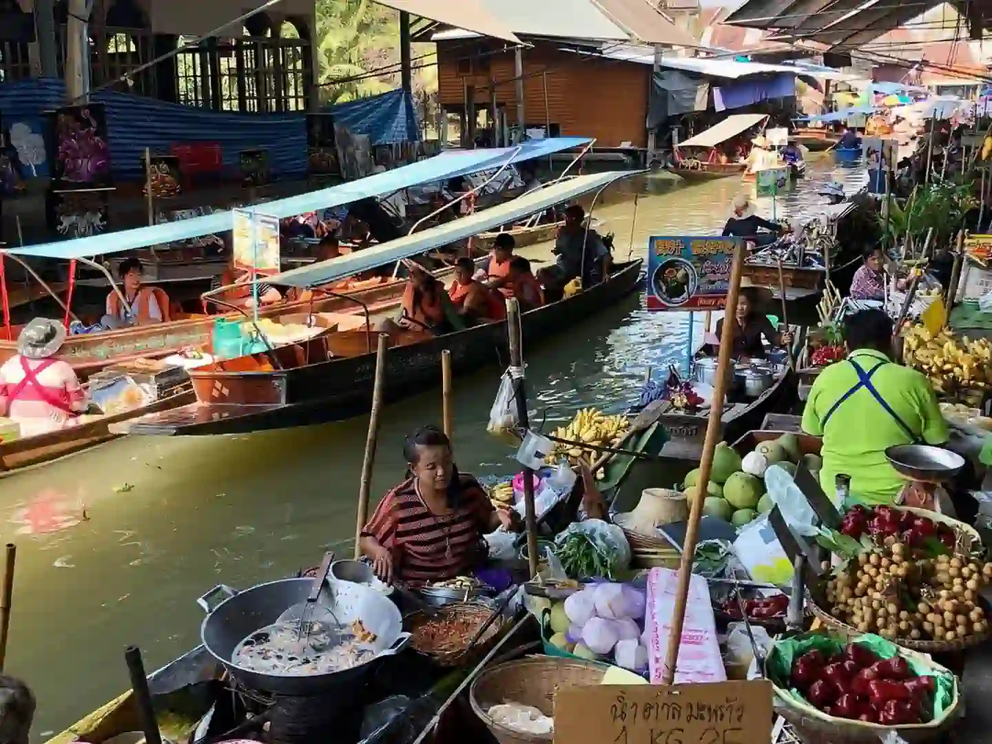 Pływający targ – tradycyjny handel w Tajlandii