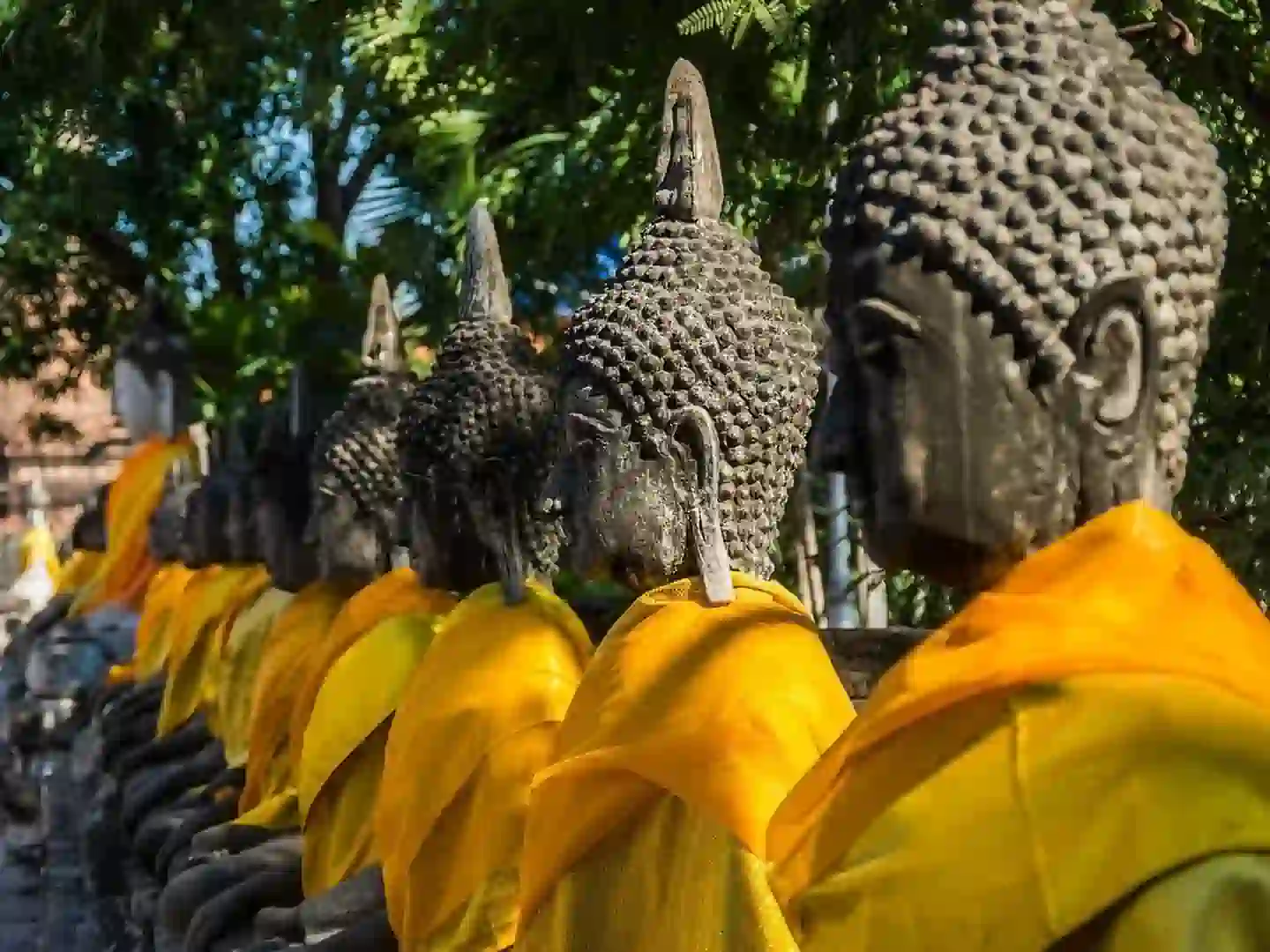 Rzeźby Buddy owinięte w szaty – świątynia