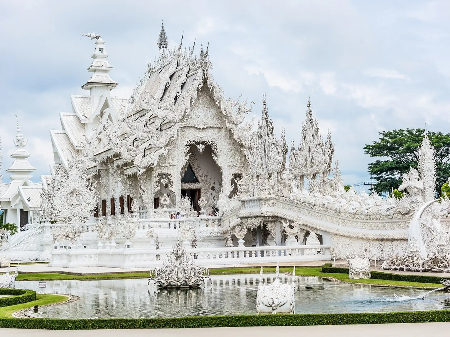 Biała Świątynia Wat Rong Khun w Chiang Rai