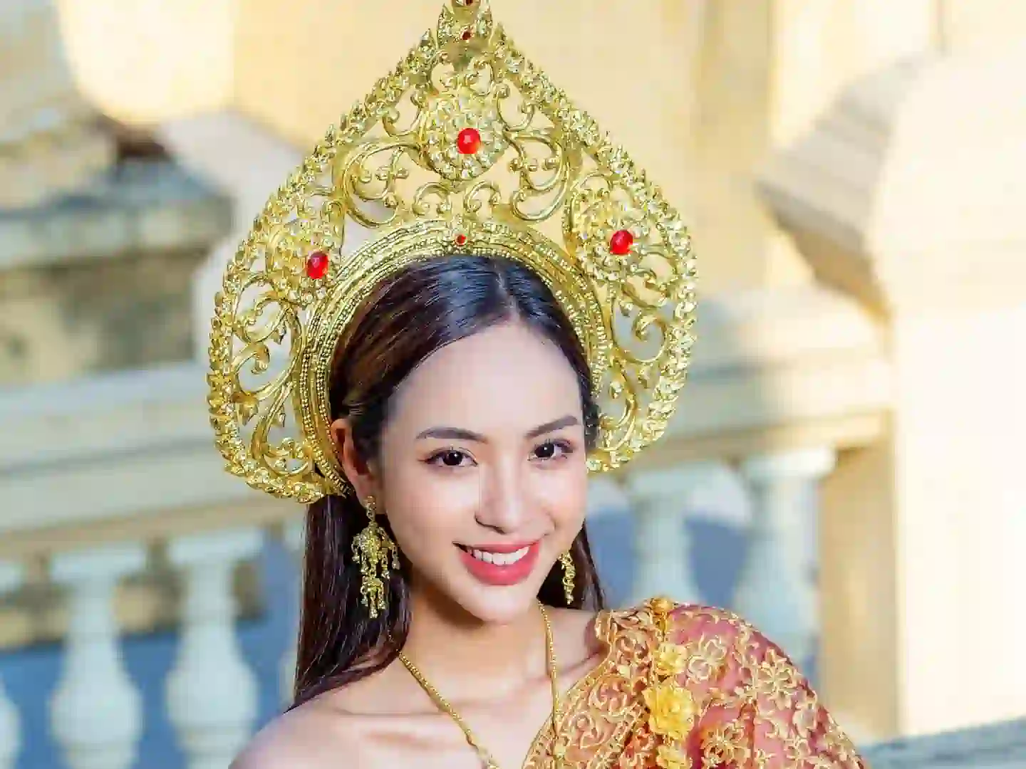 Uśmiechnięta kobieta w tradycyjnym stroju tajskim