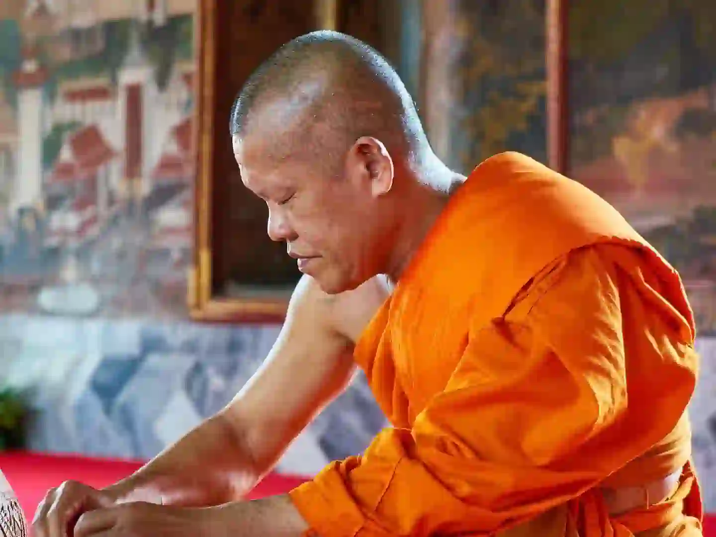 Młody mnich w pomarańczowej szacie