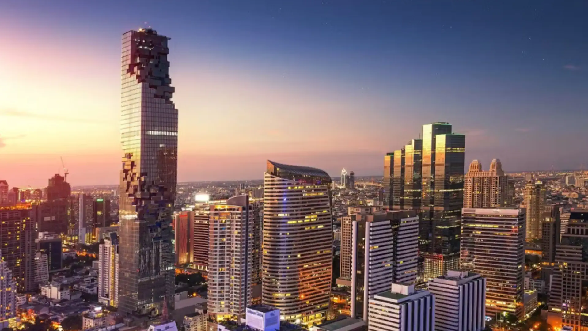 Panorama Bangkoku z wieżowcem MahaNakhon o zachodzie słońca