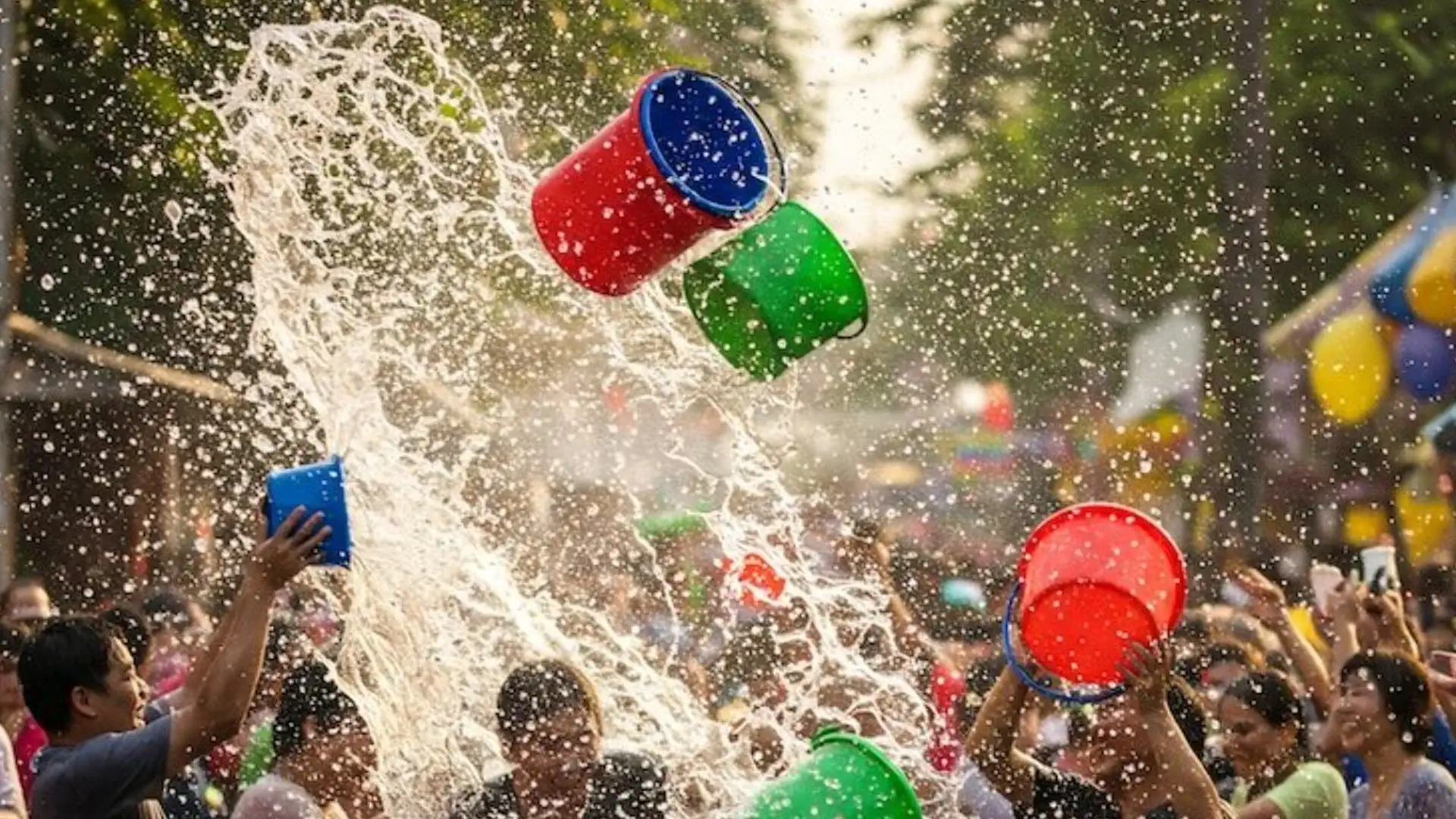 Tłum ludzi oblewający się wodą z kolorowych wiader podczas festiwalu Songkran w Tajlandii
