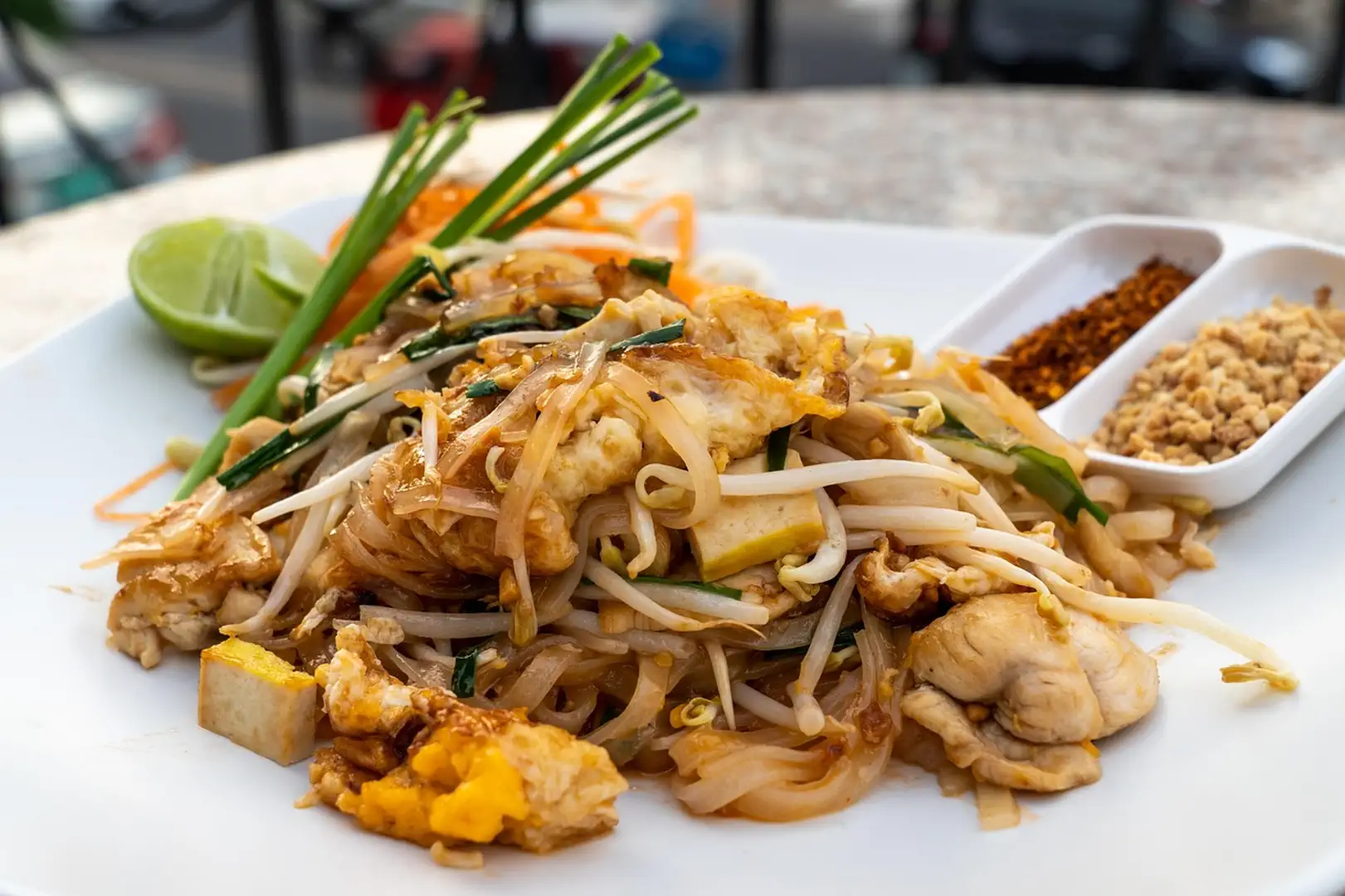 Pad thai – tradycyjne tajskie danie z makaronem ryżowym, jajkiem i warzywami, serwowane w szkole gotowania na Phuket