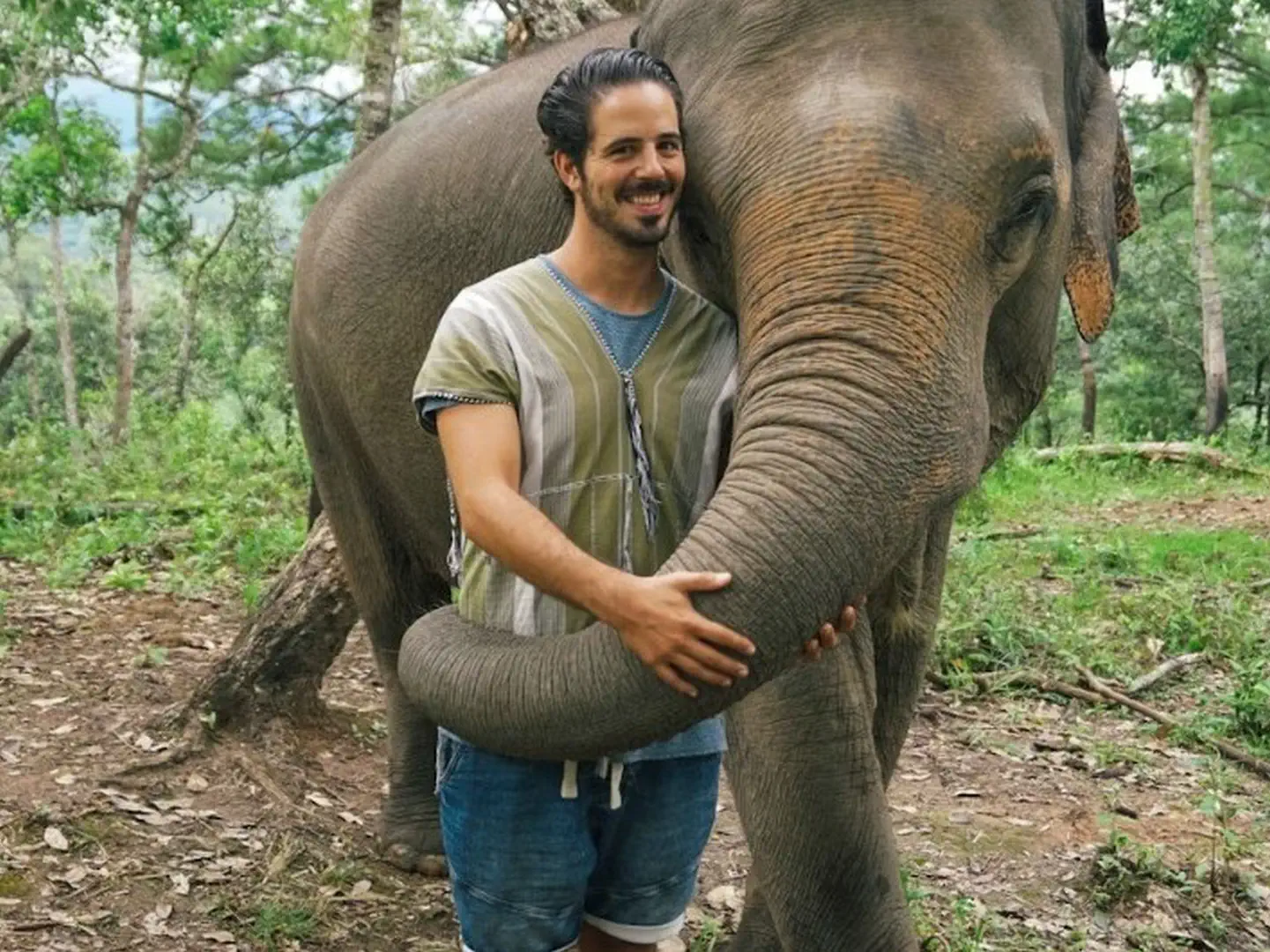 Mężczyzna w Phuket Elephant Sanctuary obejmowany przez słonia – etyczne spotkanie z dziką przyrodą
