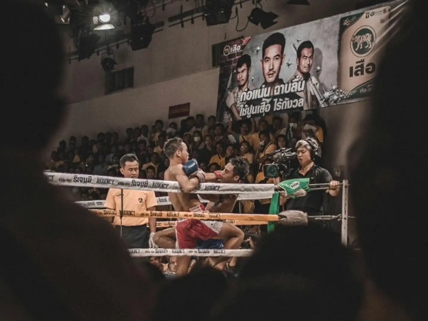 Walka Muay Thai na ringu w Phuket – tradycyjny tajski boks w otoczeniu lokalnej publiczności