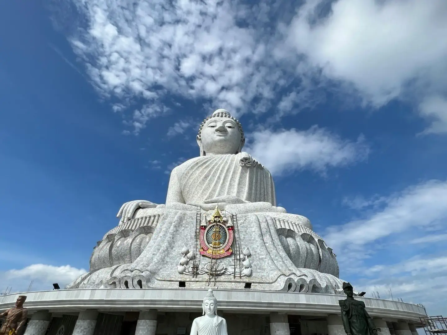 Wielki Budda na Phuket – imponująca biała statua na tle niebieskiego nieba, widziana z perspektywy od dołu